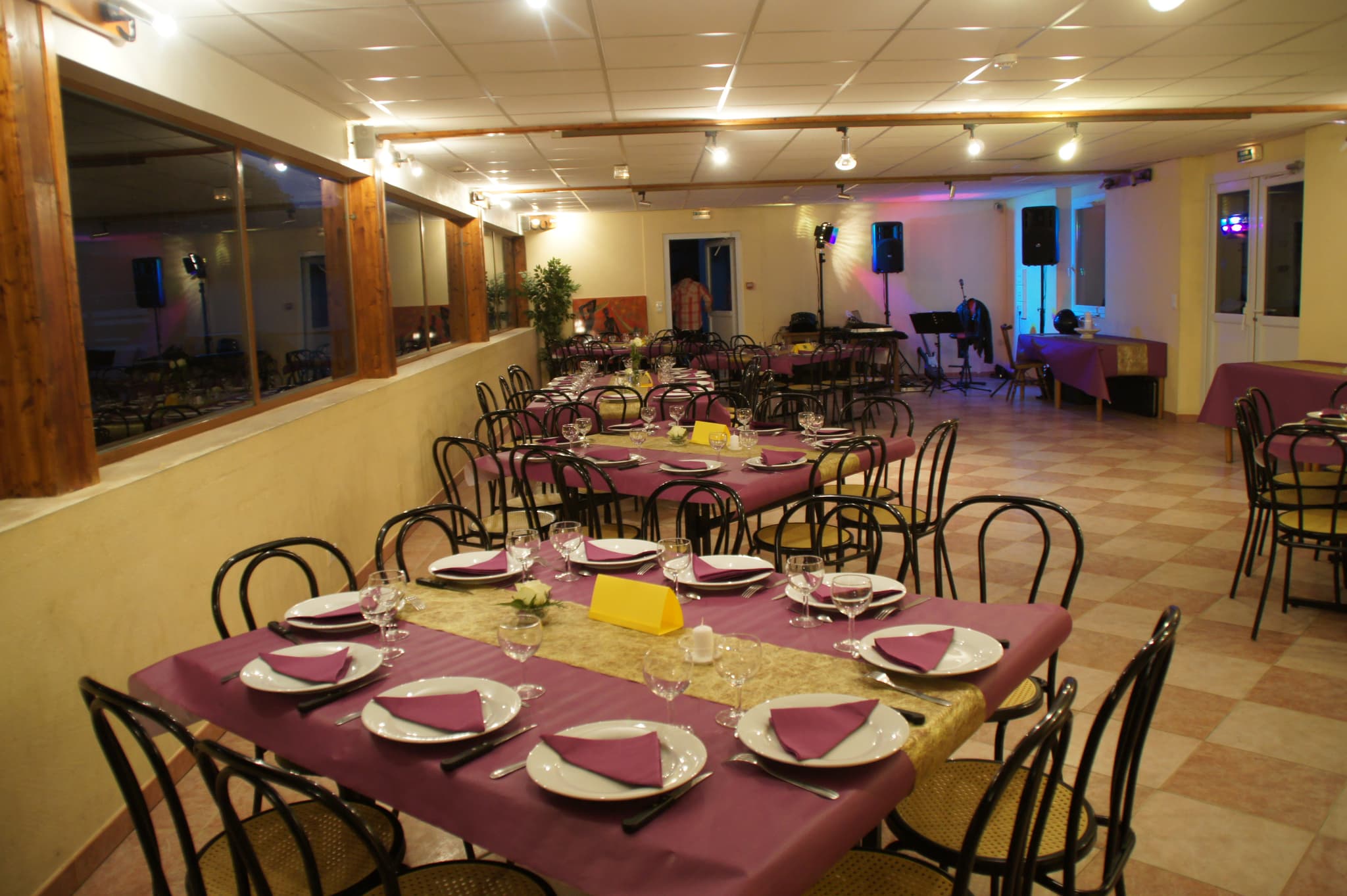 Ferme équestre de Lagesse - Salle de réception.JPG