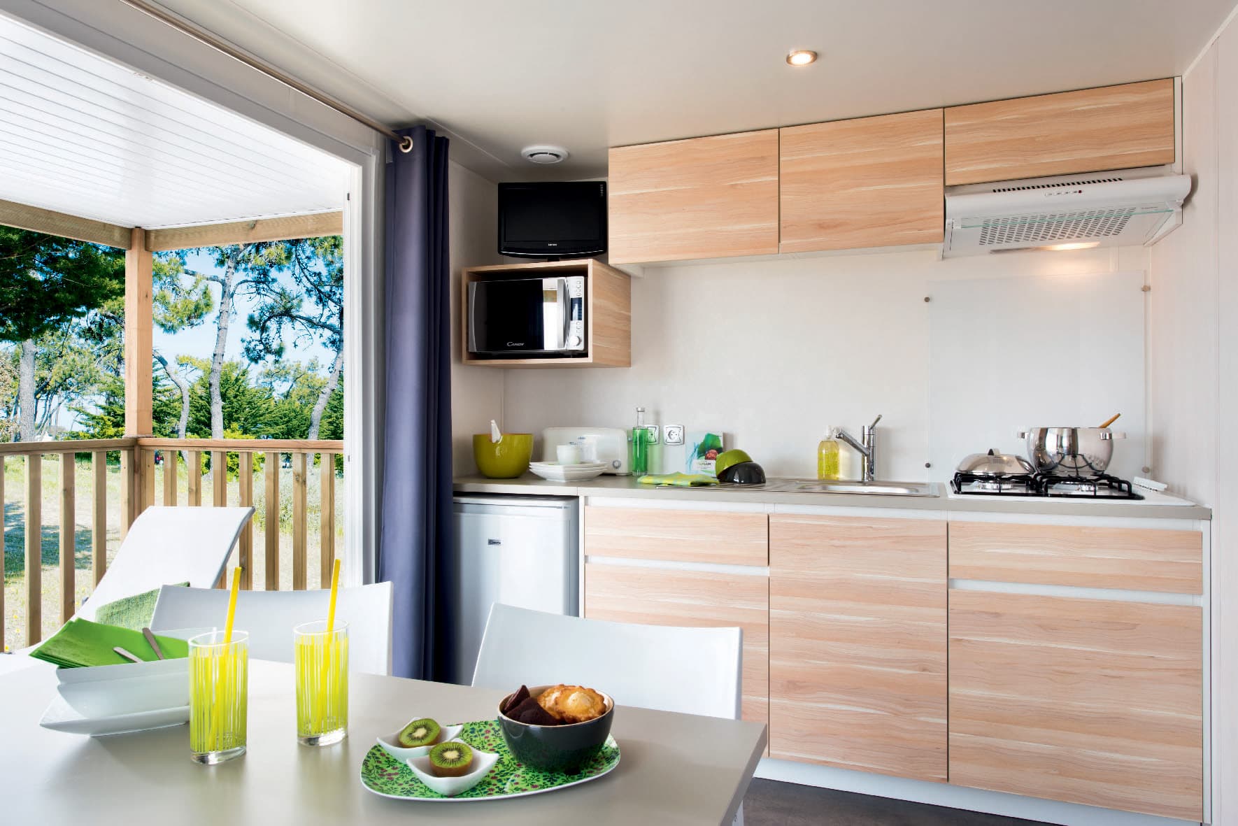 Mobil-home 4 peronnes 2 chambres -Terrasse couverte - Séjour