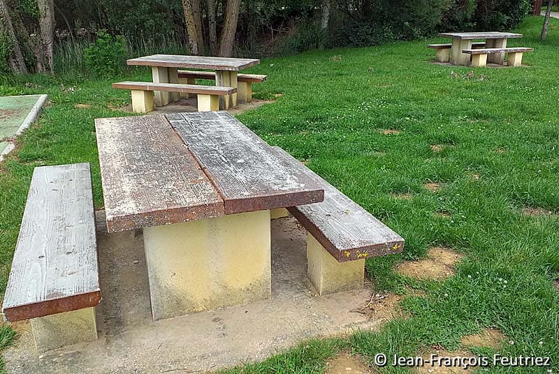 Aire de pique-nique de la plage du lac de Charmes