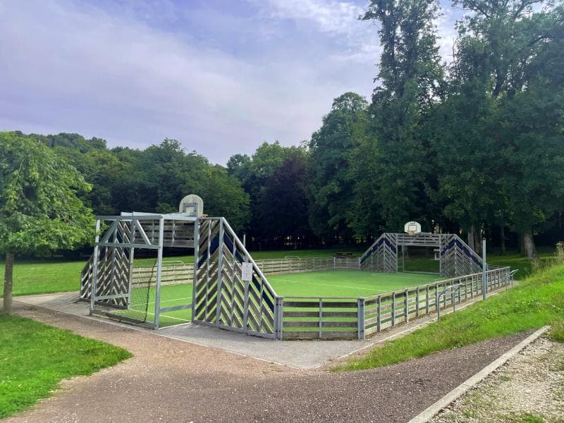 Aire de jeux du parc à Andelot