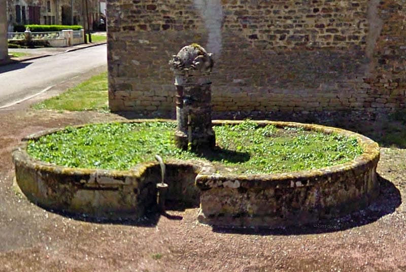 Ancienne fontaine-abreuvoir à Pressigny