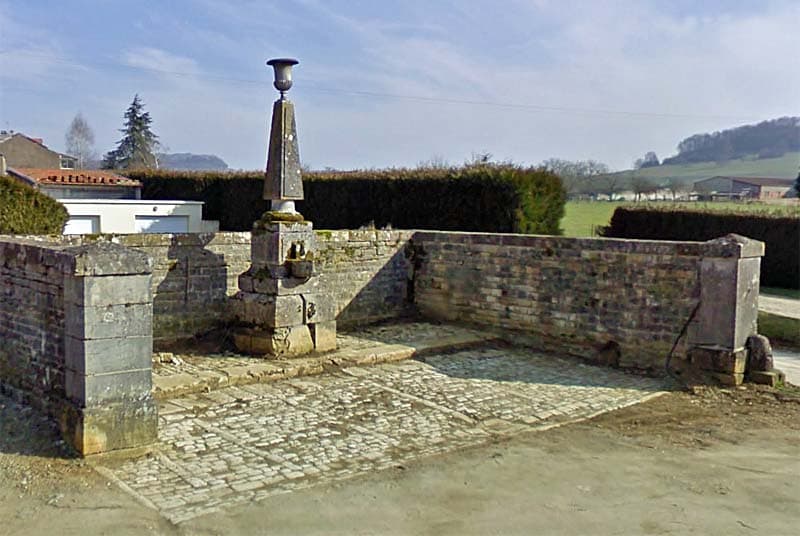 Ancienne fontaine de Dampierre