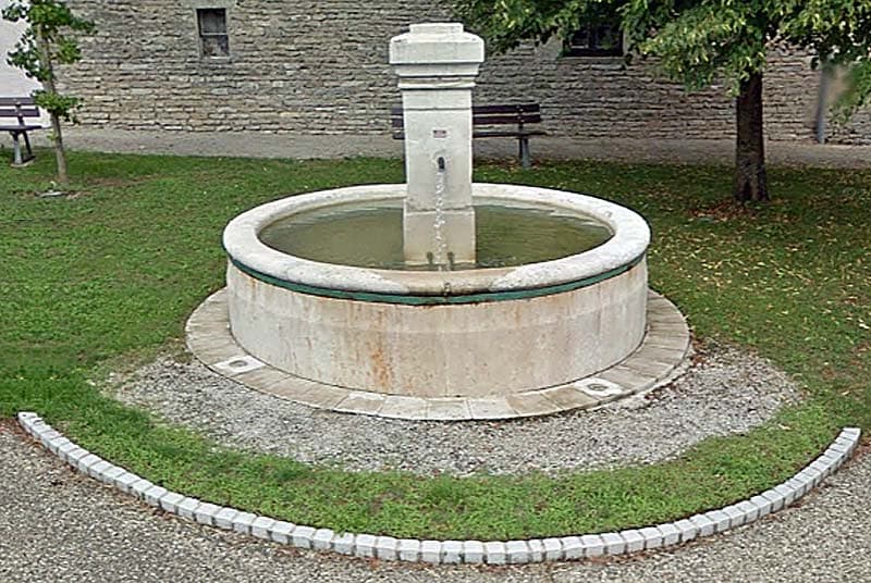 Fontaine de sang-rouge à Occey