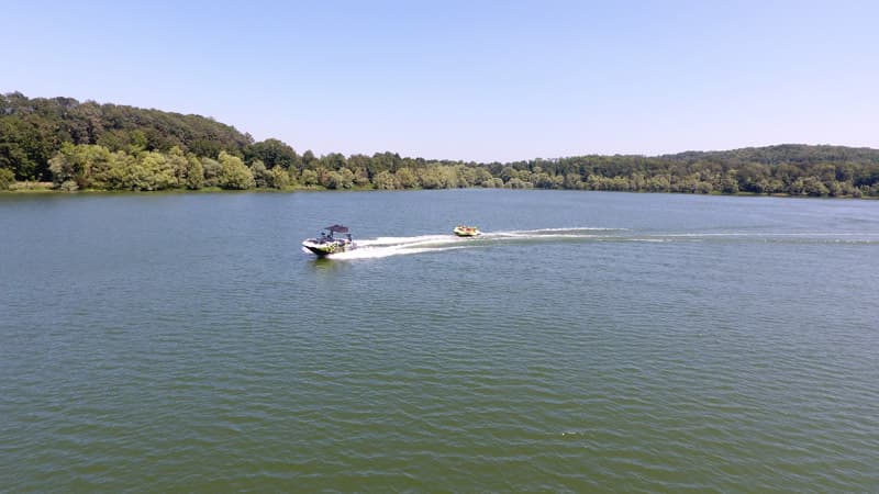 Lake Park - bouée tractée sur le lac de la Liez
