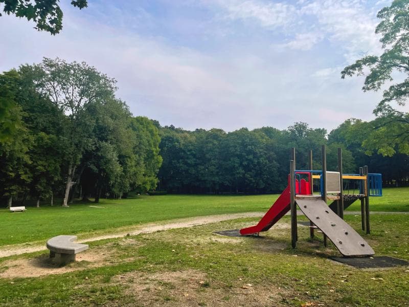 Aire de jeux du parc à Andelot