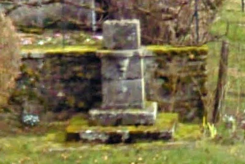 Socle de croix à Lavernoy