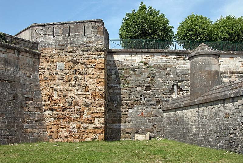 Tour rouge à Langres