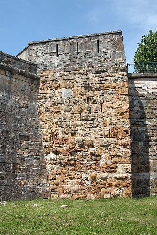 Tour rouge à Langres