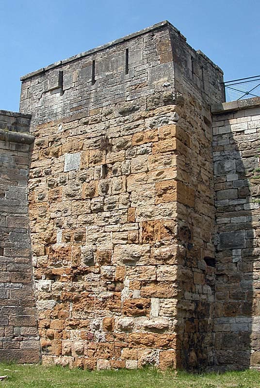 Tour rouge à Langres