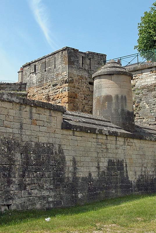 Tour rouge à Langres