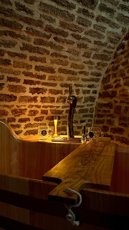 Hublonia Beer Spa, Jacuzzi avec planche de bois