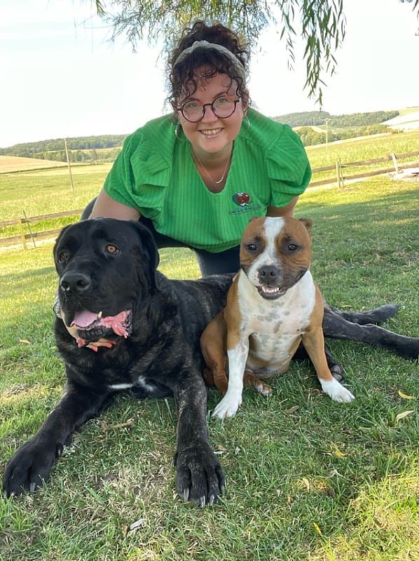 Encas-nimaux - Productrice et ses chiens