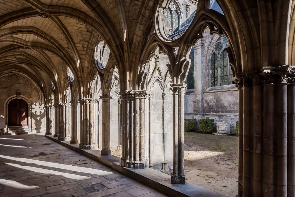 Cloître < Abbaye Saint-Léger < Soissons < Aisne