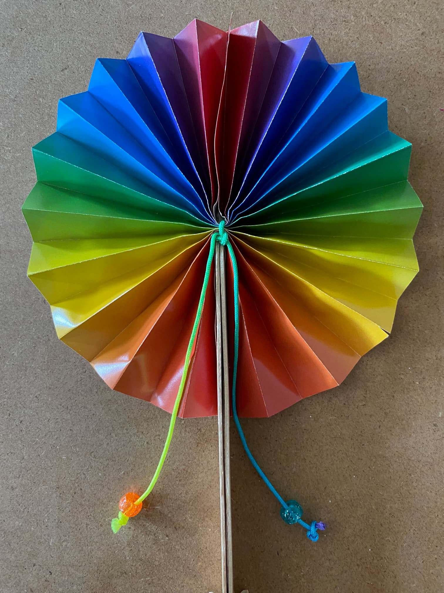 JEU(X)DIS D’ÉTÉ | Atelier créatif "Éventail arc-en-ciel"