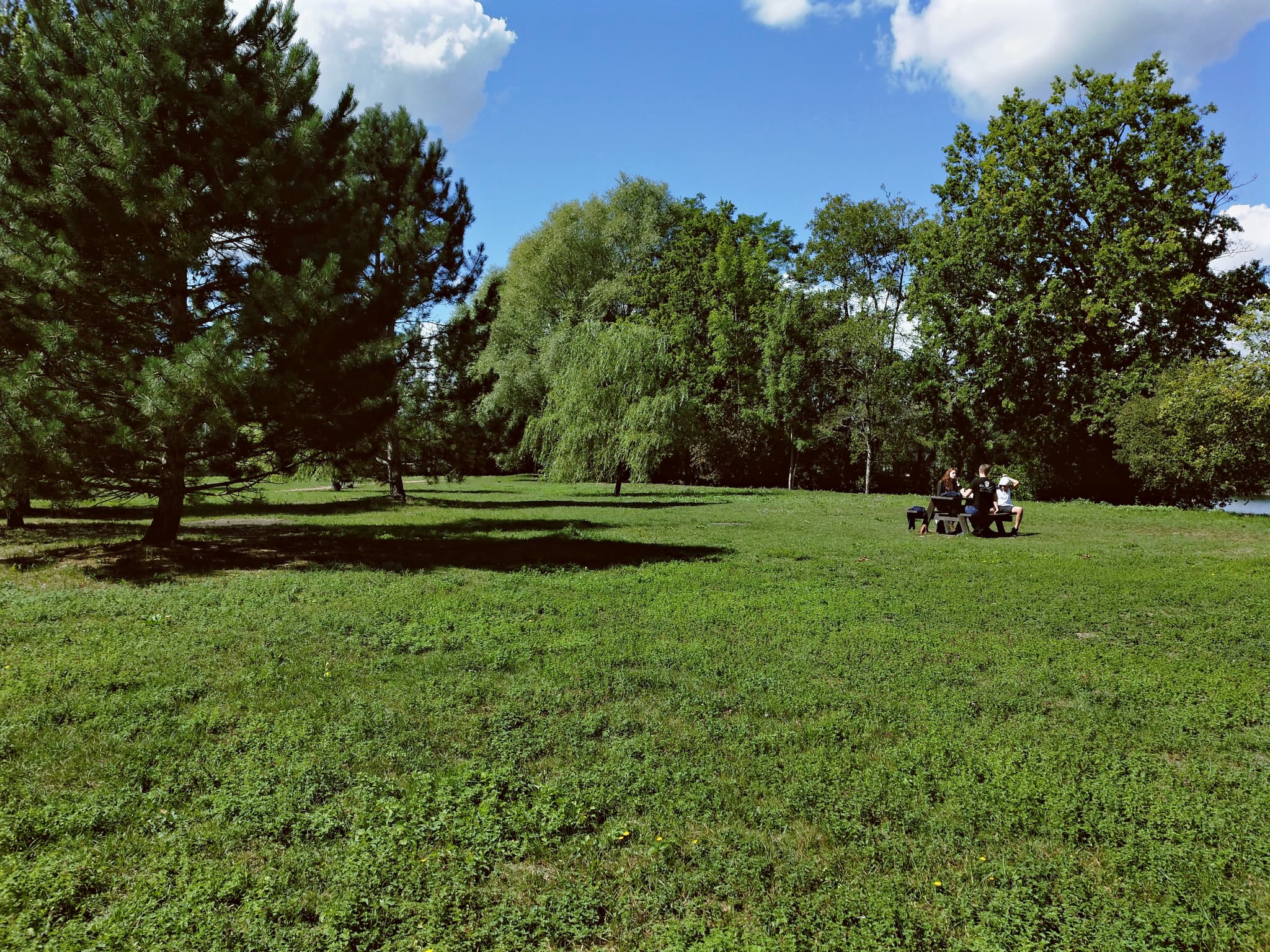 Parc de la Garenne- table au soleil