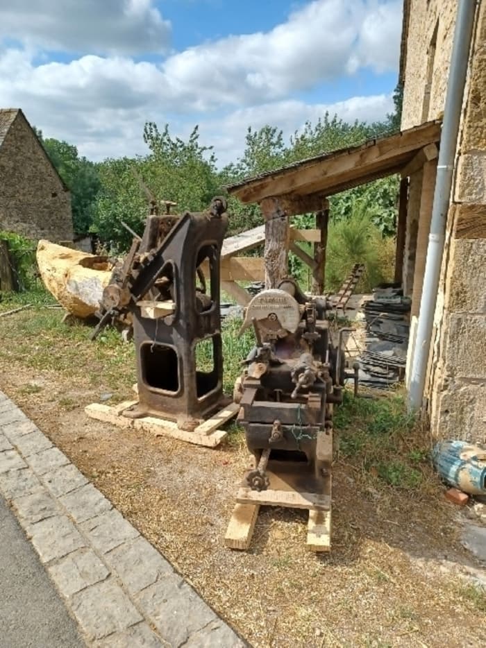 Un voyage dans le temps : visitez l'atelier du sabotier et ses machines historiques !