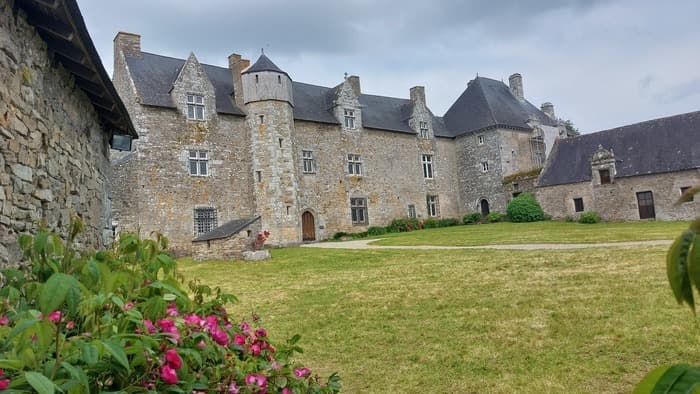 Visite guidée de l'intérieur et de l'extérieur du manoir