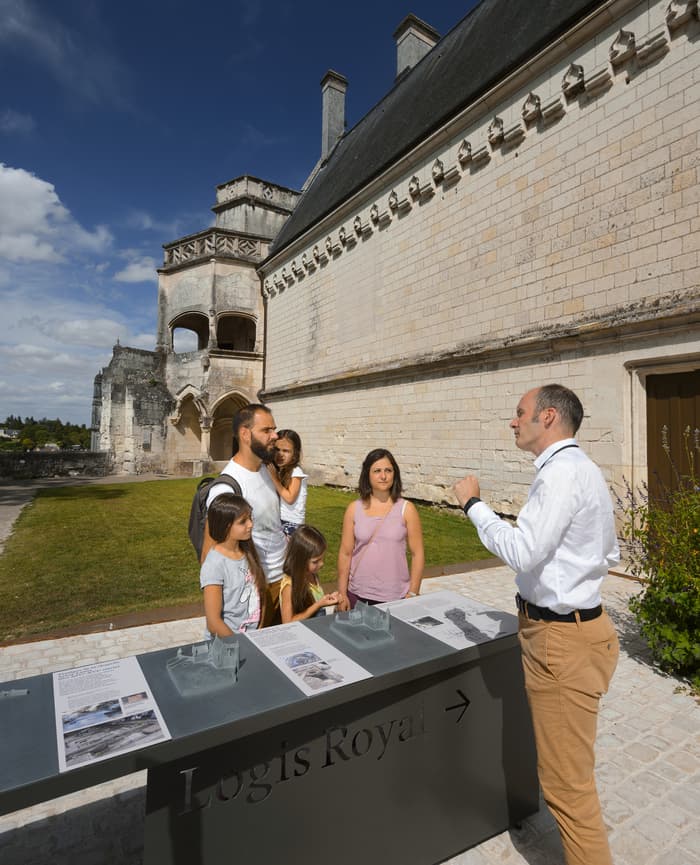 Présentation des deux monuments de la Cité royale de Loches