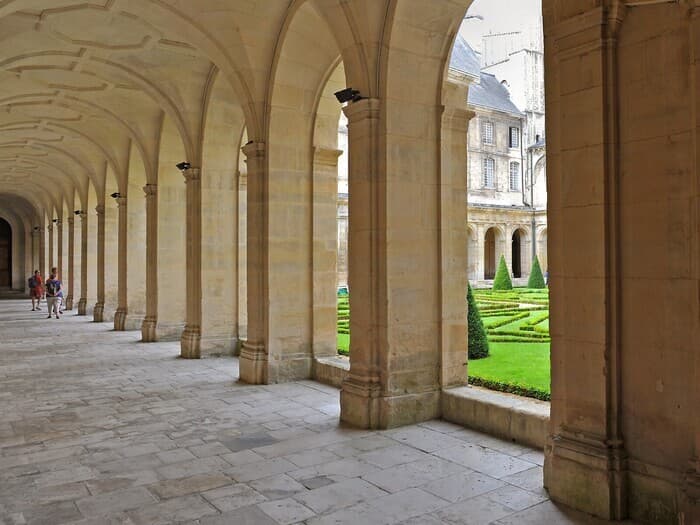Visite libre du cloître et des expositions