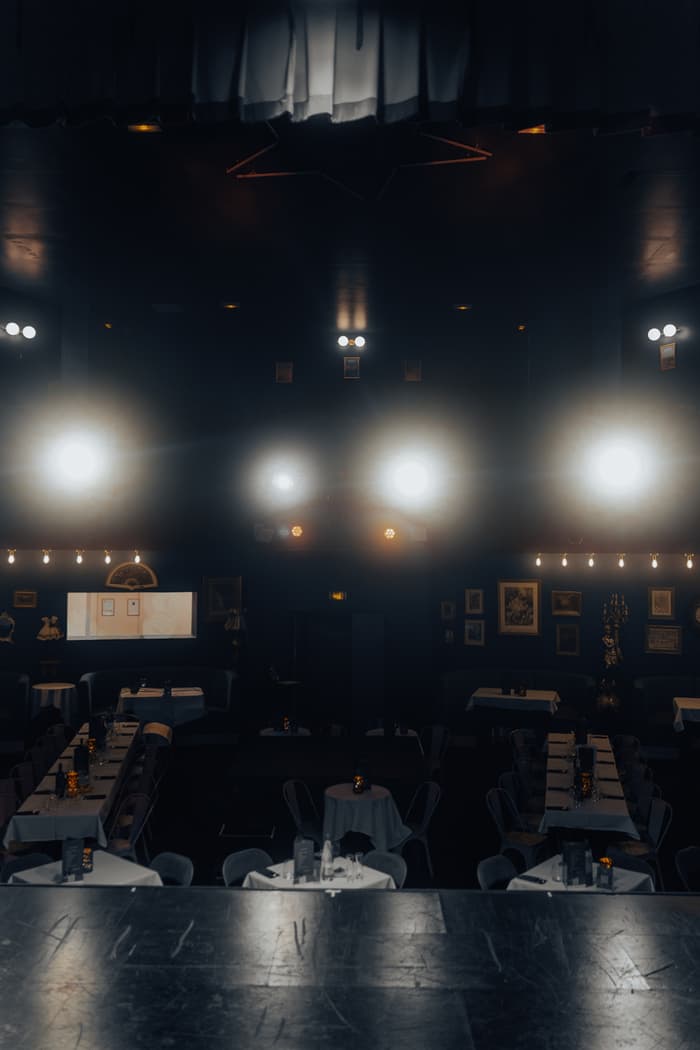 Visite du Cabaret : De la scène aux coulisses