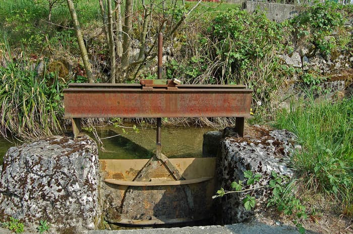 Promenade commentée le long du canal