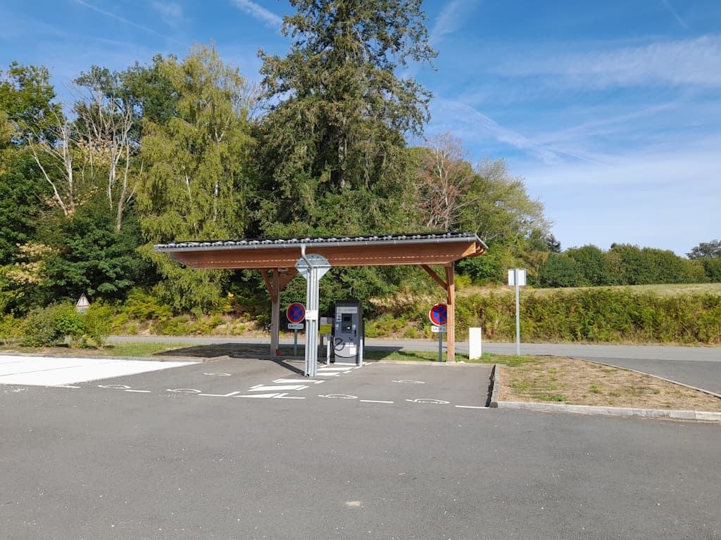 Rechargez votre véhicule électrique à Champnétery sur la route de Vassivière