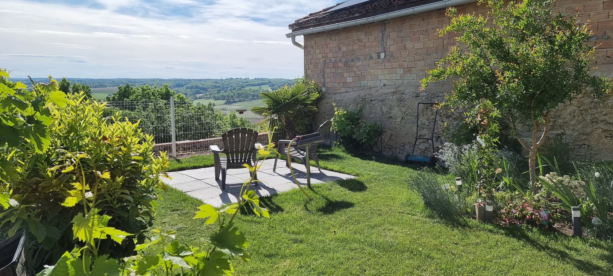 Terrasse avec vue coteaux Chez Carol, Puymaurin, C. Niewidziala