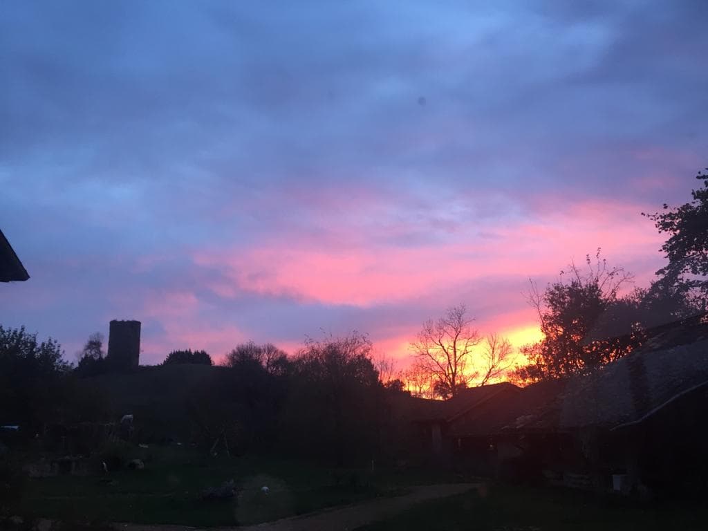 vue coucher de soleil sur la tour propriété du chalet de la gestère Ambax