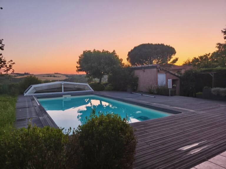 Coucher du soleil sur piscine