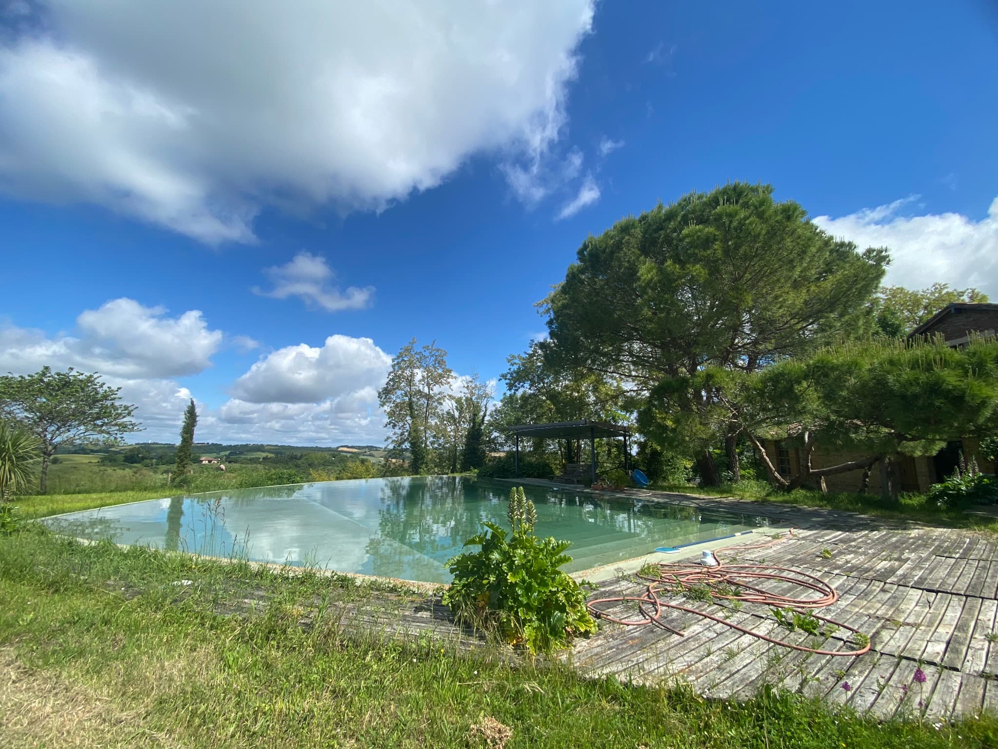 Piscine à débordement du chalet de la gestère Ambax