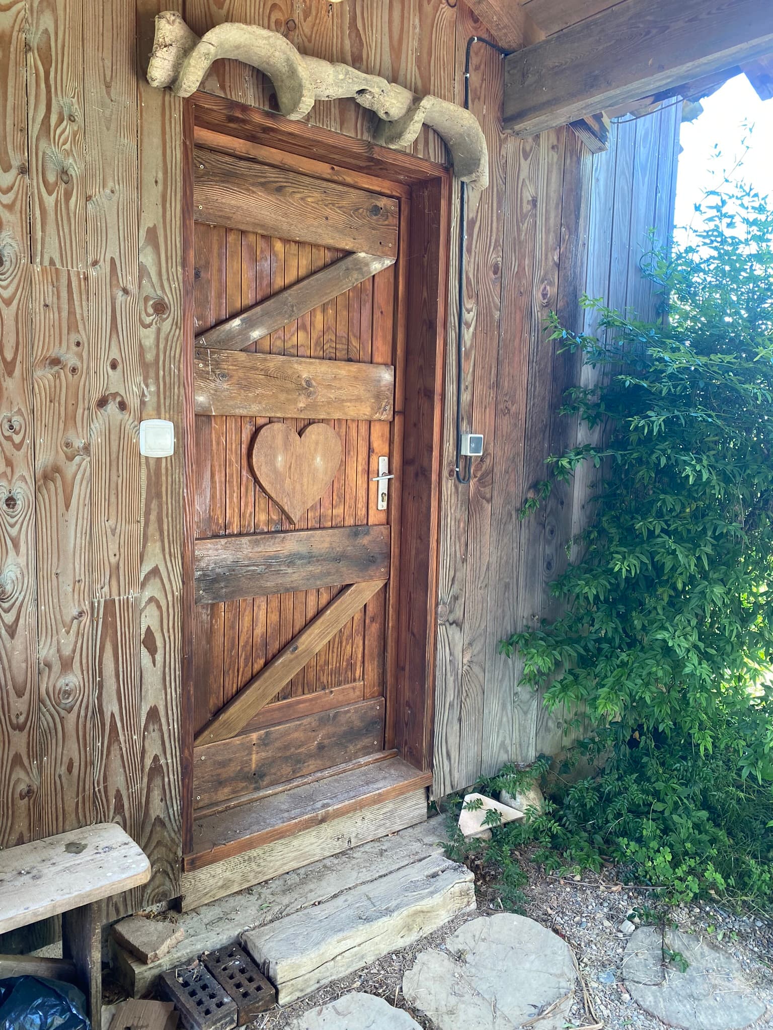 Porte d'entrée du chalet de la gestère Ambax