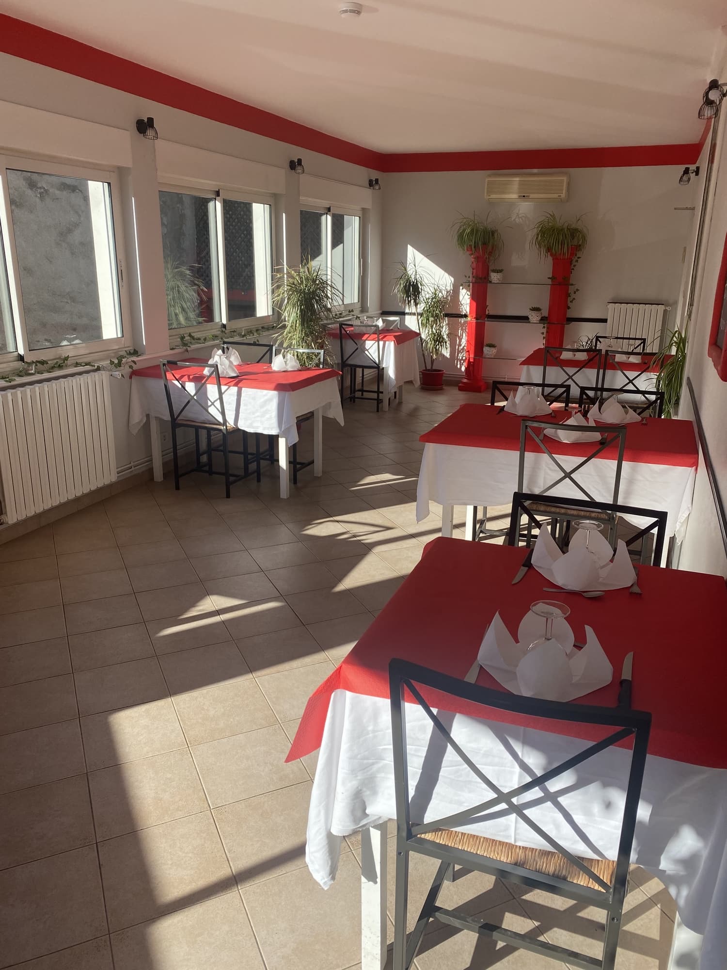 hotel-le-31-gourdan-polignan-salle-restaurant-pyrenees31