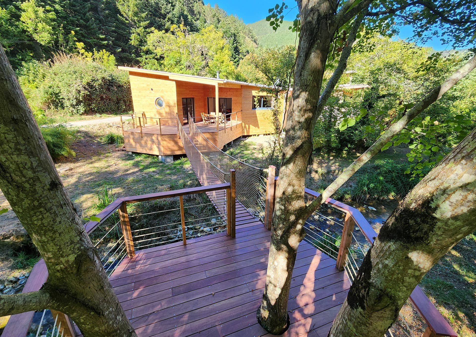 Le gite des libellules, terrasse dans les arbres et pont de singe