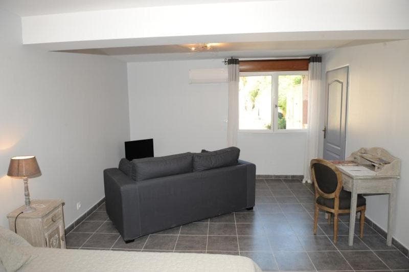 Chambre Camille (1 grand lit en 160, chambre avec douche et petit déjeuner)