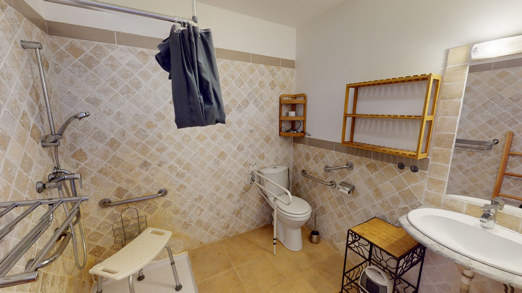 salle d eau adaptée PMR villa Marrakech Lamalou