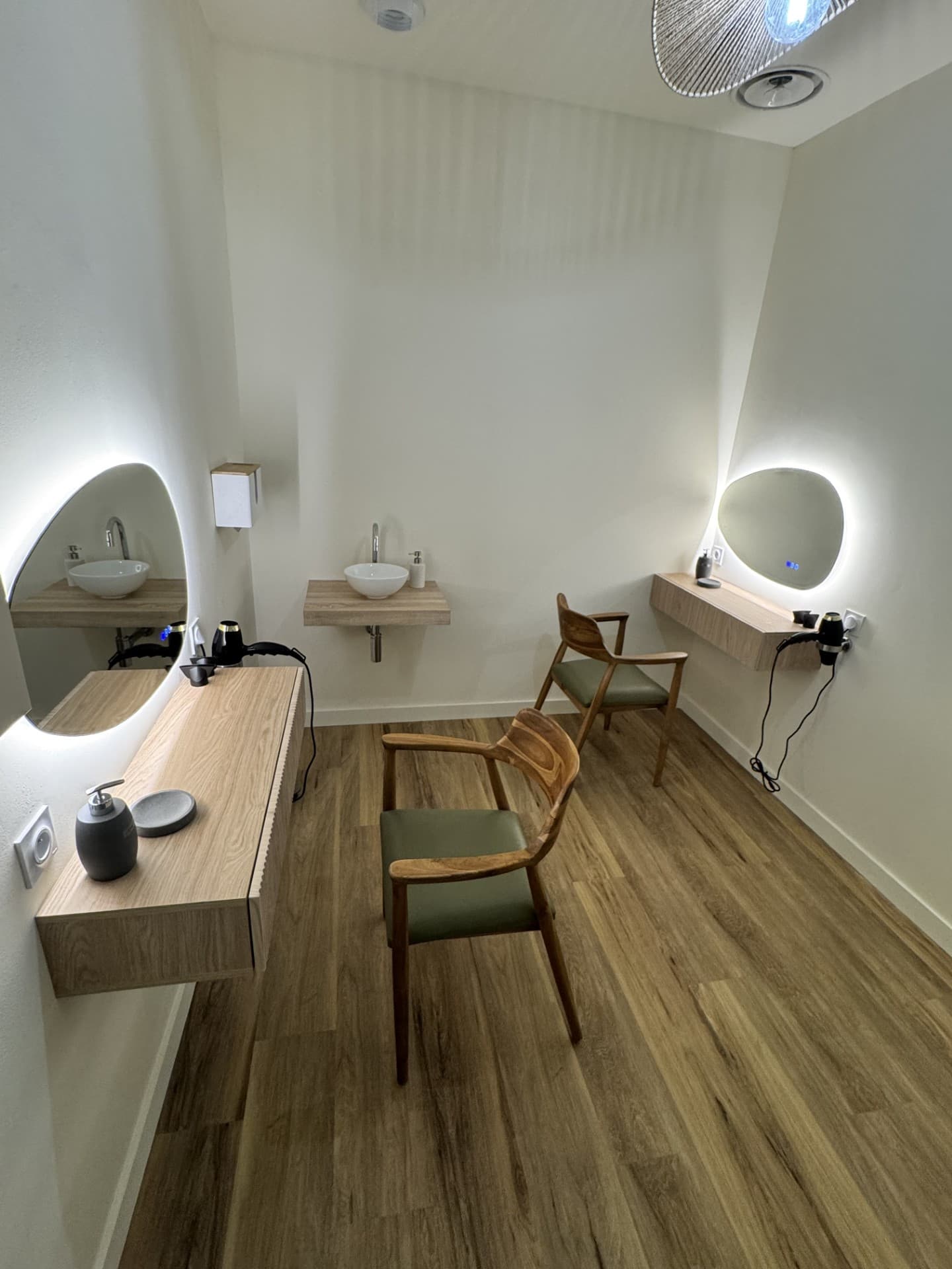 Un espace pour vous refaire une beauté après votre séance de flottaison.