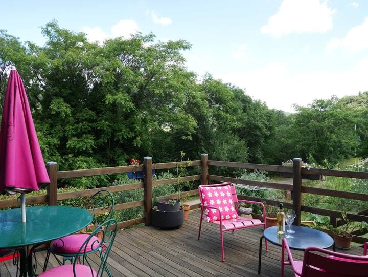 Terrasse et entrée privatives pour la chambre privée "Le Fréjo"
