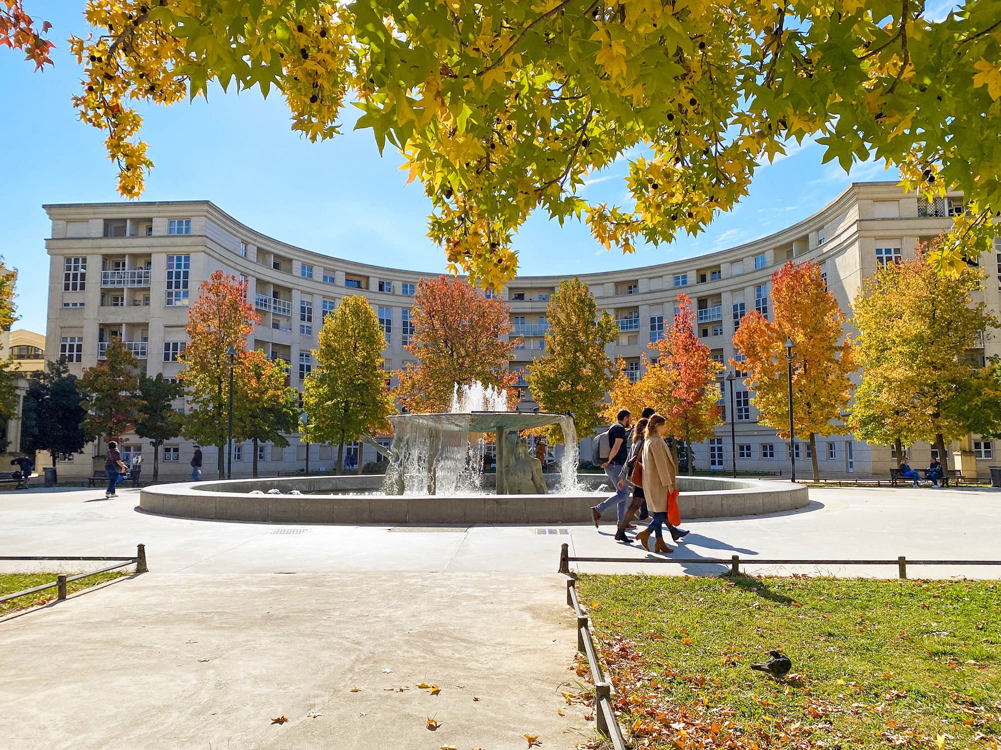 Antigone Place de Thessalie -Automne