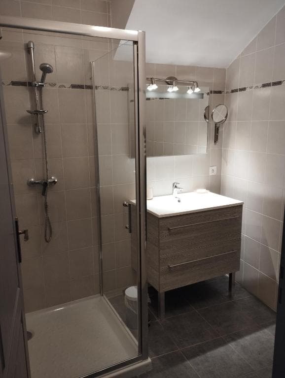 Chambre Camille (1 grand lit en 160, chambre avec douche et petit déjeuner))