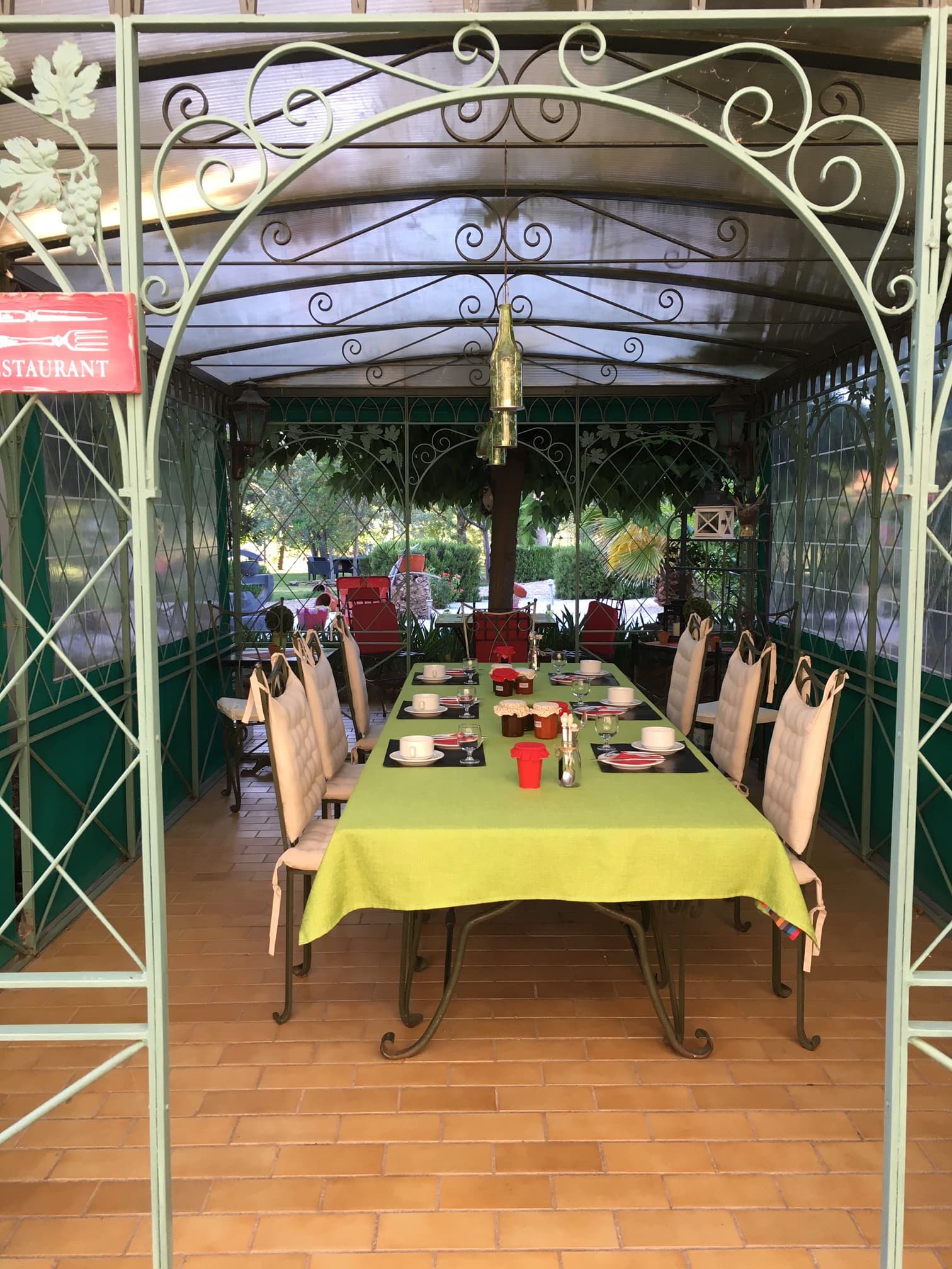 La Gloriette Petits déjeuners et tables d'hotes en été.