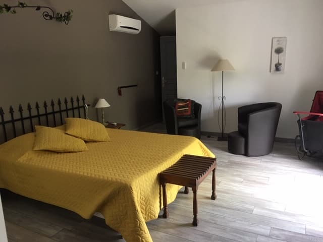 Chambre Oppidum. Lit en 160, salle de bain open, dressing,climatisée.