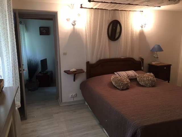 Chambre La Joncasse. Lit en 160, salon TV, climatisée, vue sur le parc.
