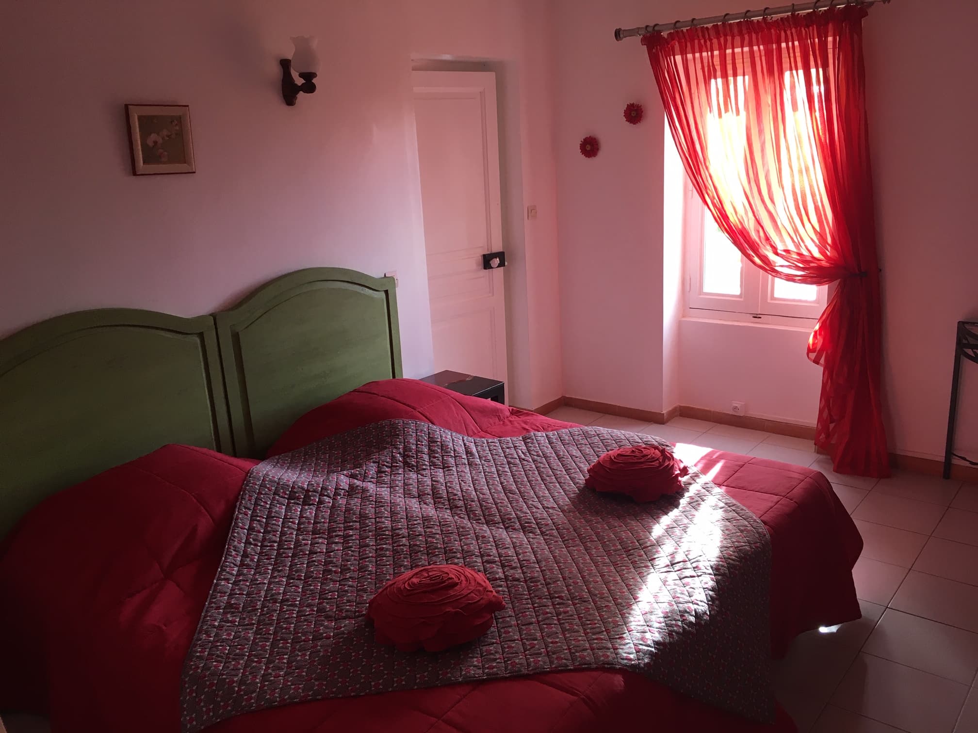 Chambre Riquet Vue sur le parc. Grand lit en 180, séparable en 2 lits 90cm. clim