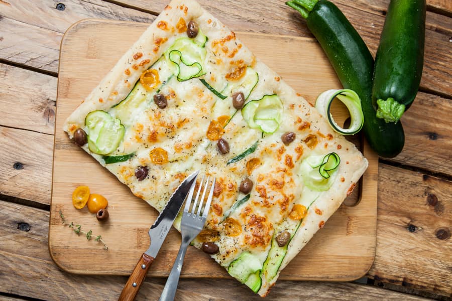 Pizza zucchine: courgettes Bio, tomates cerises Bio, olives taggiasche et mozza