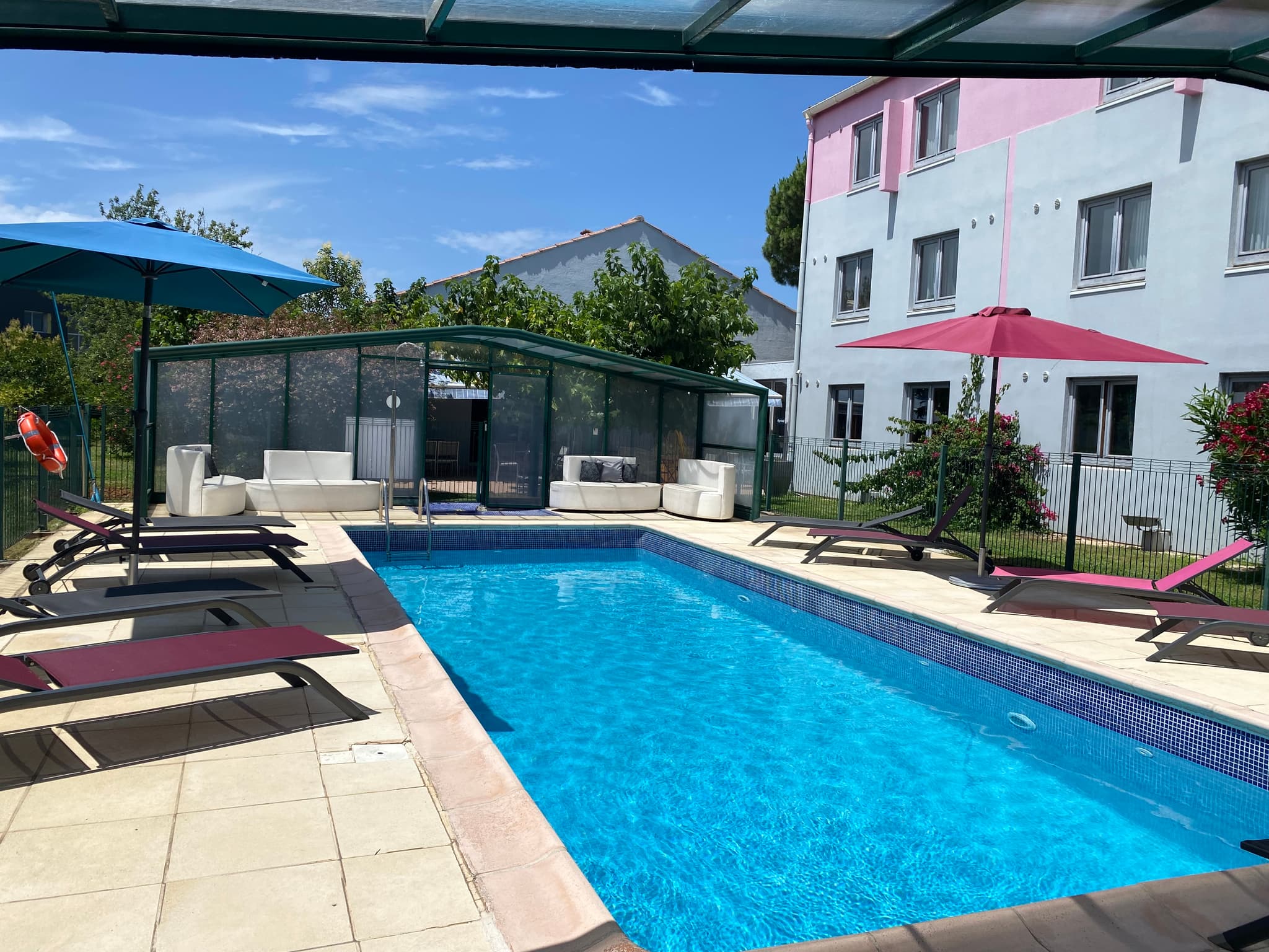Piscine Kyriad Montpellier Aeroport