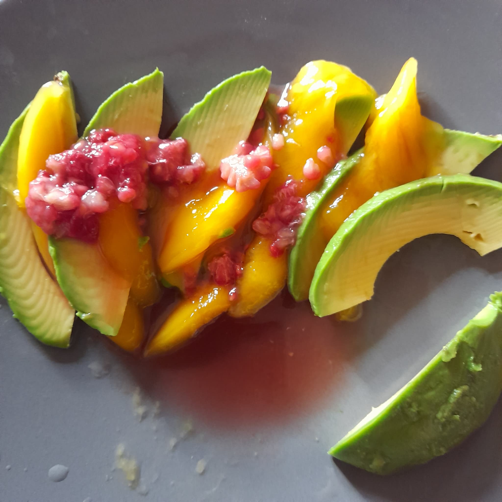 SALADE AVOCAT MANGUE ET FRAMBOISES