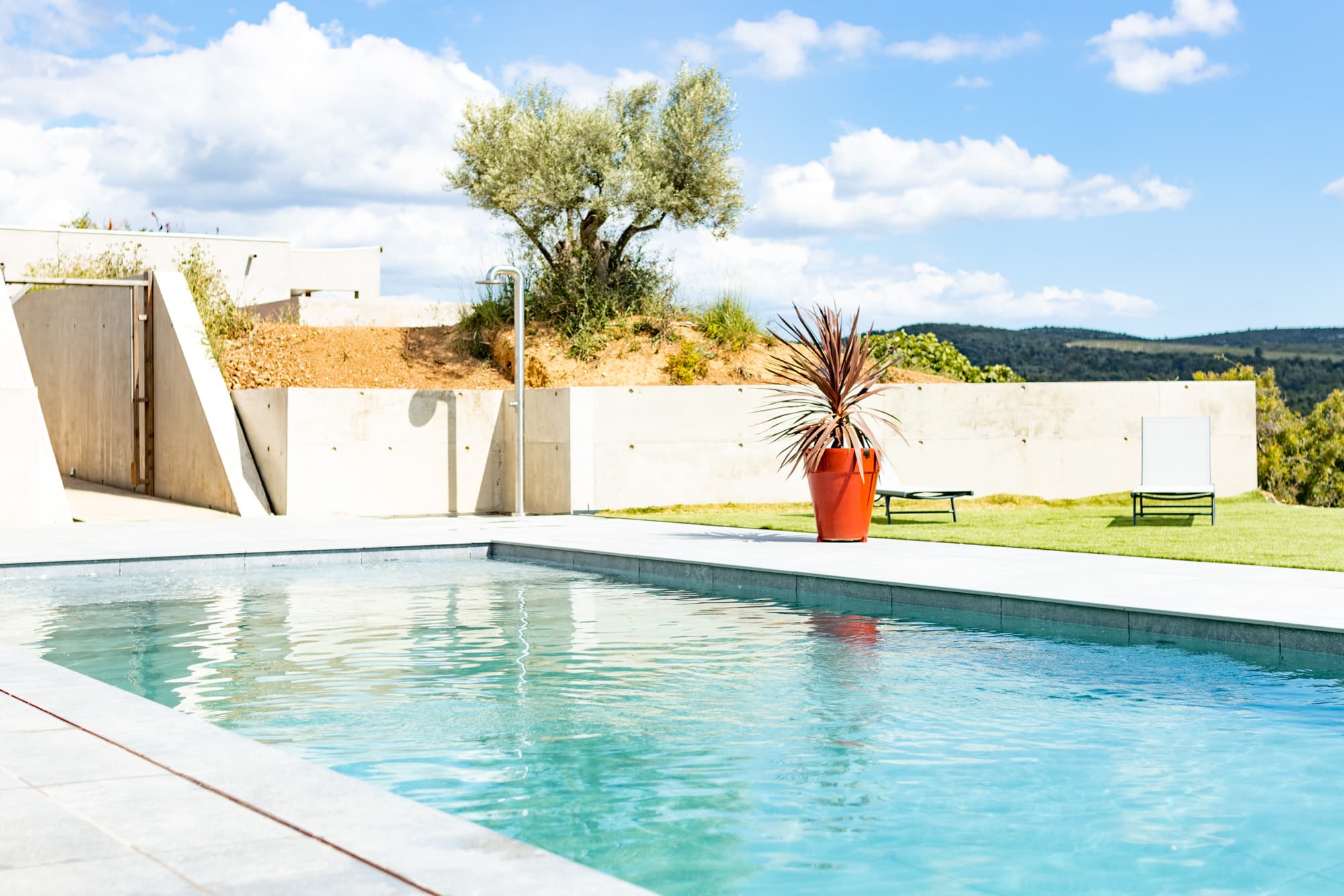Vue de la piscine cote entree