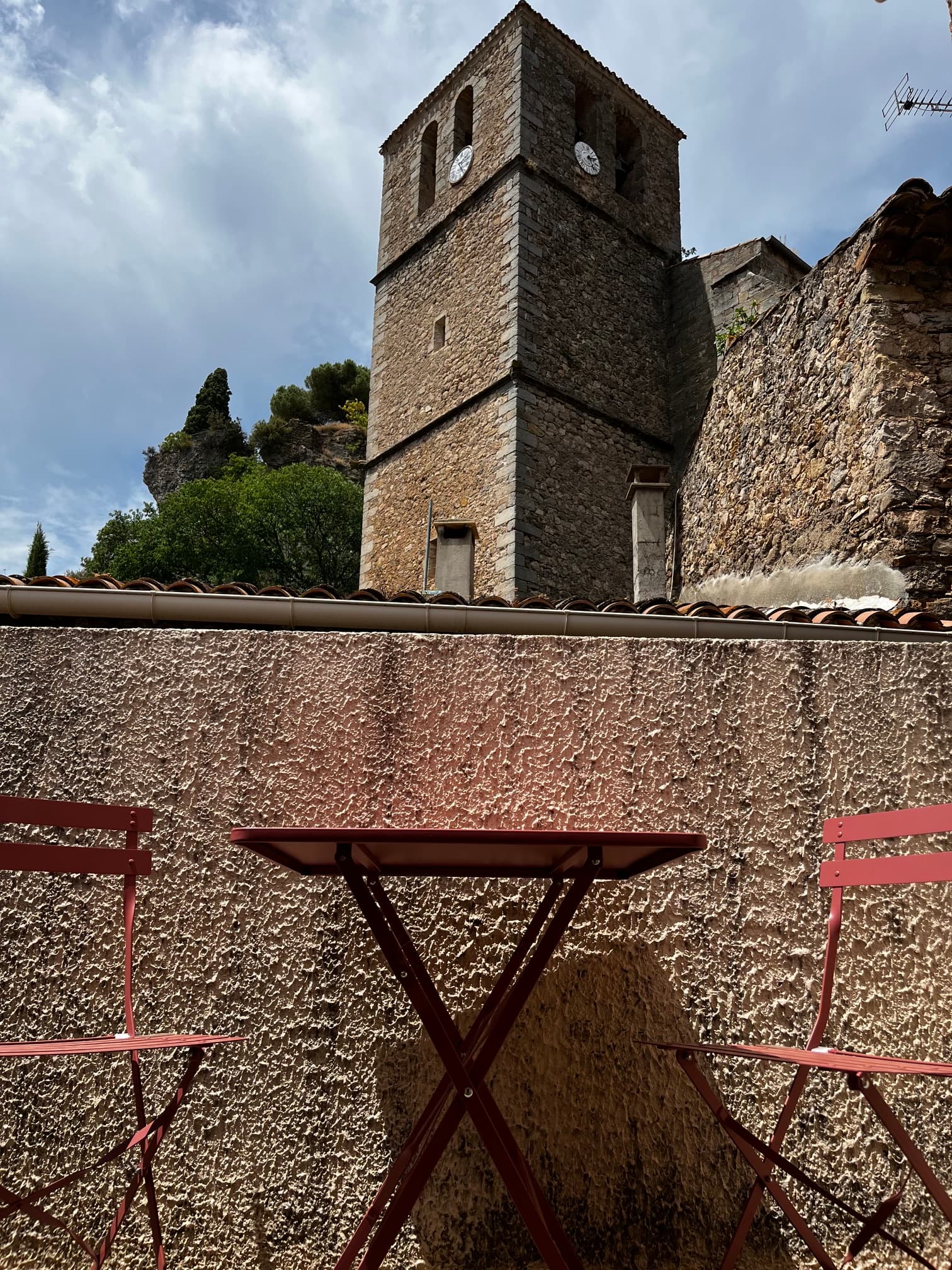 Vue église terrasse petite chambre