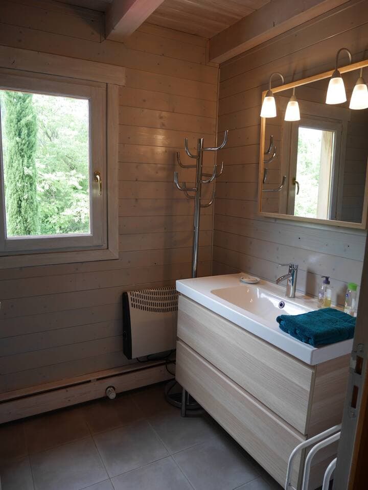 sdb et wc privative de la chambre "Le Fréjo"