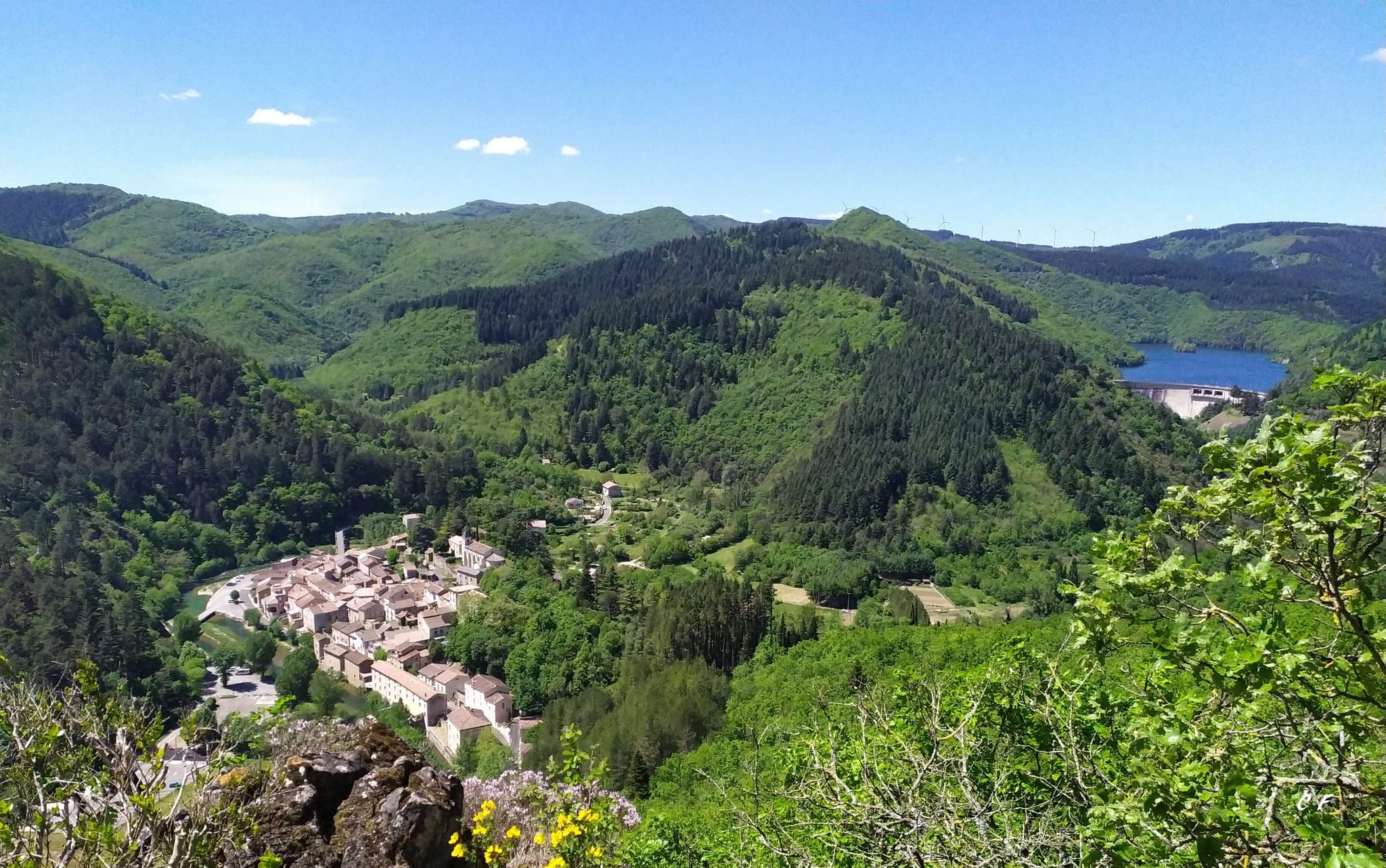 barrage et village copyright Christiane Fulcrand